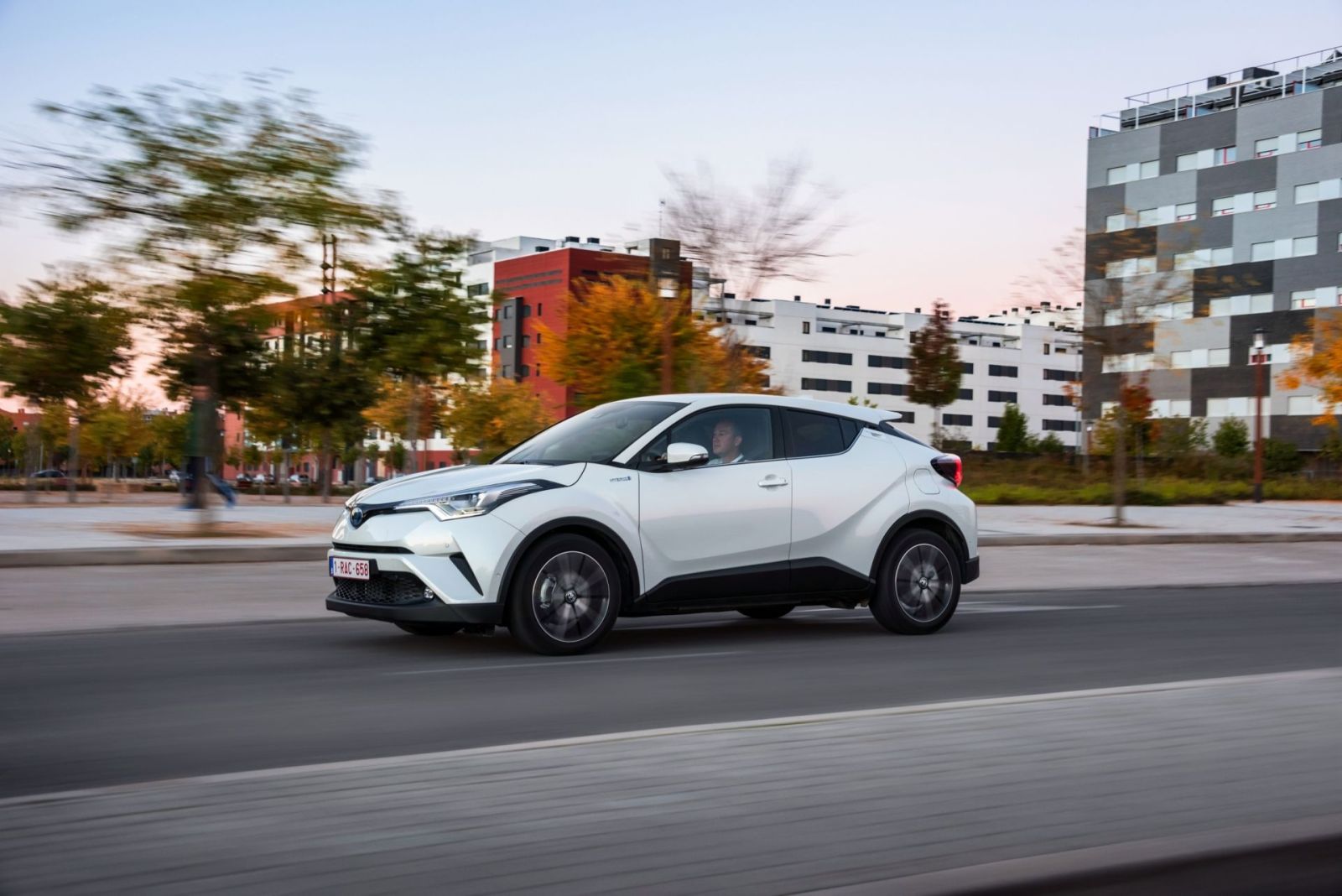 Toyota C HR - фото 1