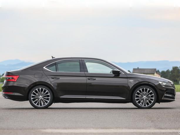 Skoda  Superb Лифтбек класса D - фото 2